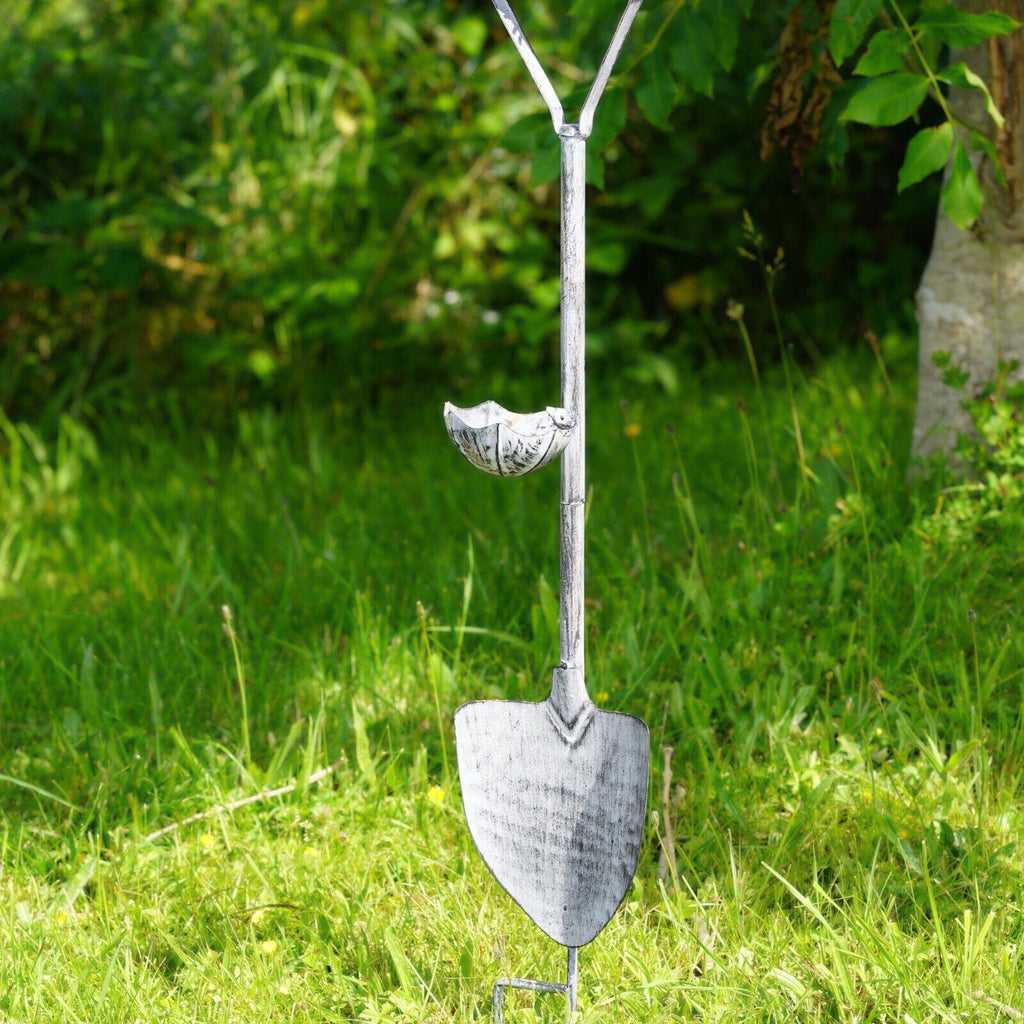 Large Robin on Spade Bird Feeder Bath