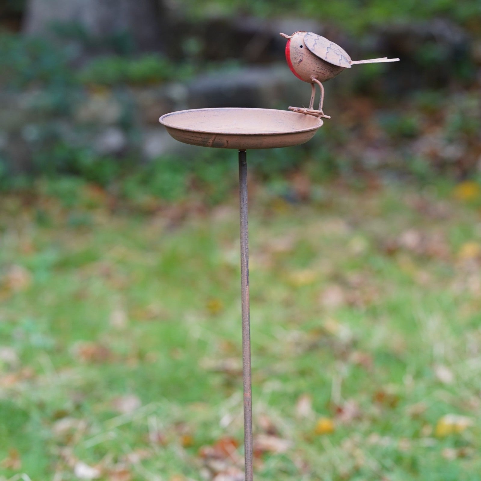 Duo Robin Bird Bath – Statua Decorativa Da Giardino In Metallo (latta) Raffigurante Due Pettirossi Su Un Picchetto Alto. Altezza 105 Cm, Larghezza 35 Cm. Ideale Per Esterno, Regalo Per Amanti Uccelli.