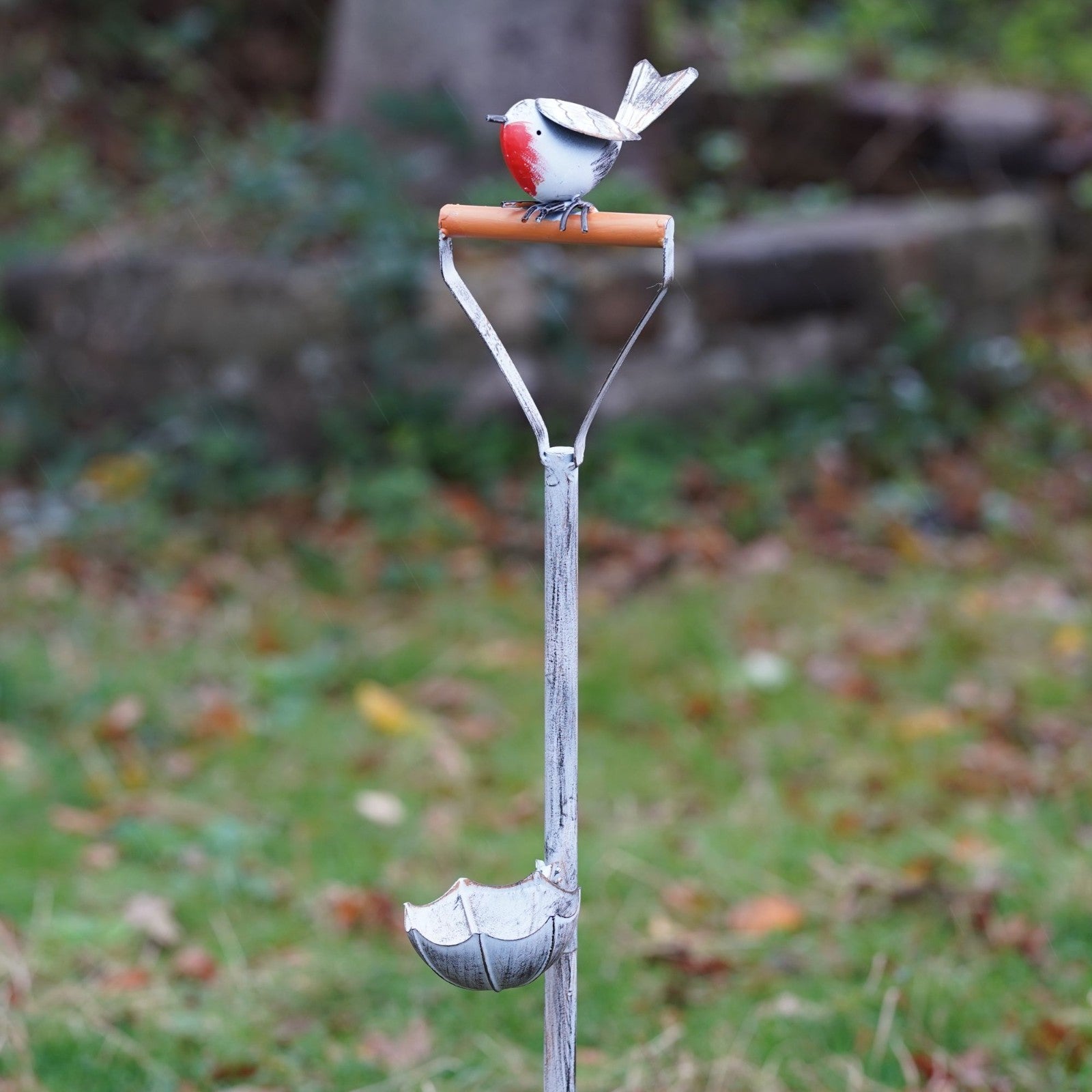 Large Robin on Shovel Bird Feeder | Metal Garden Stake