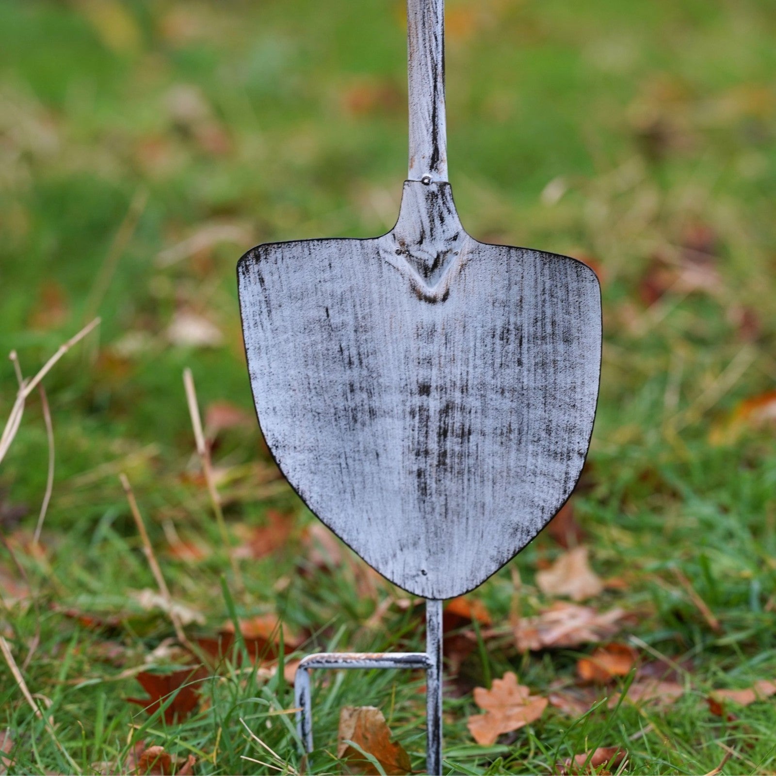 Large Robin on Shovel Bird Feeder | Metal Garden Stake