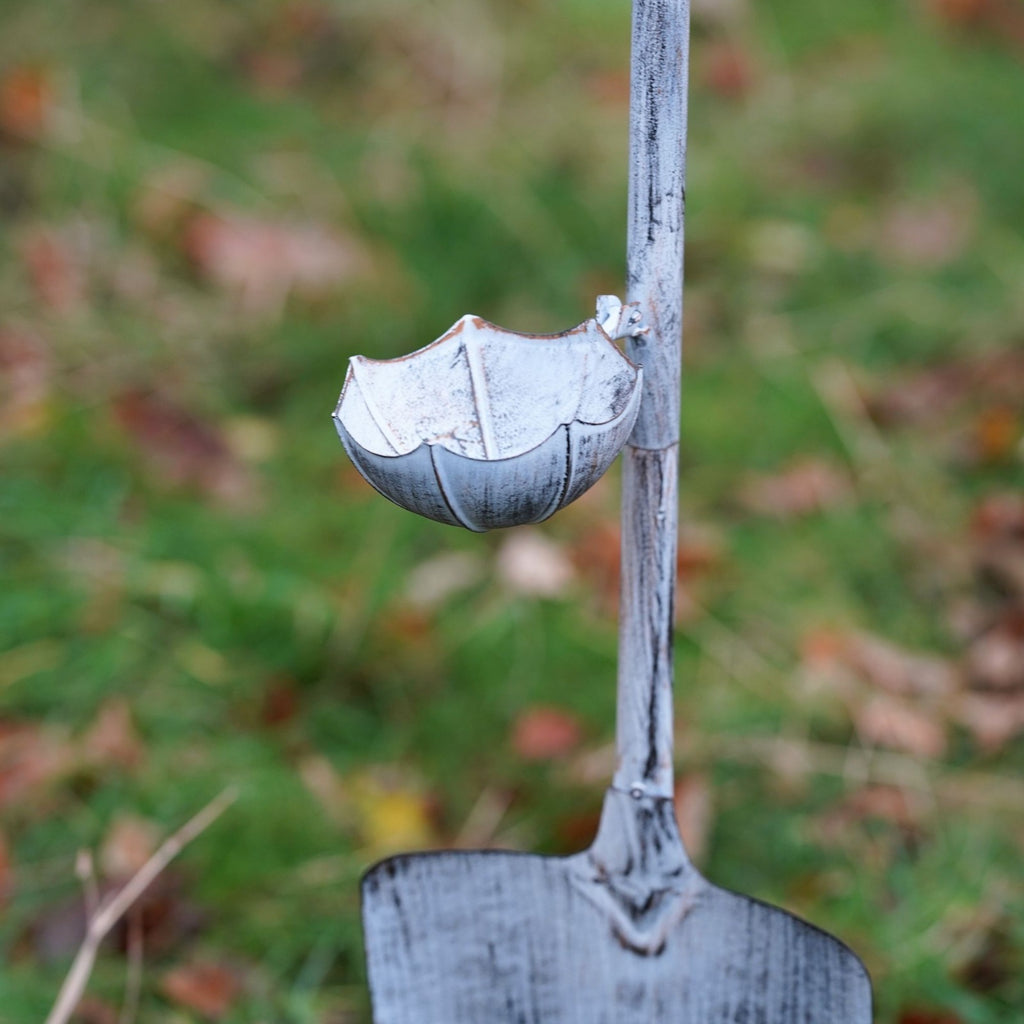 Large Robin on Shovel Bird Feeder | Metal Garden Stake