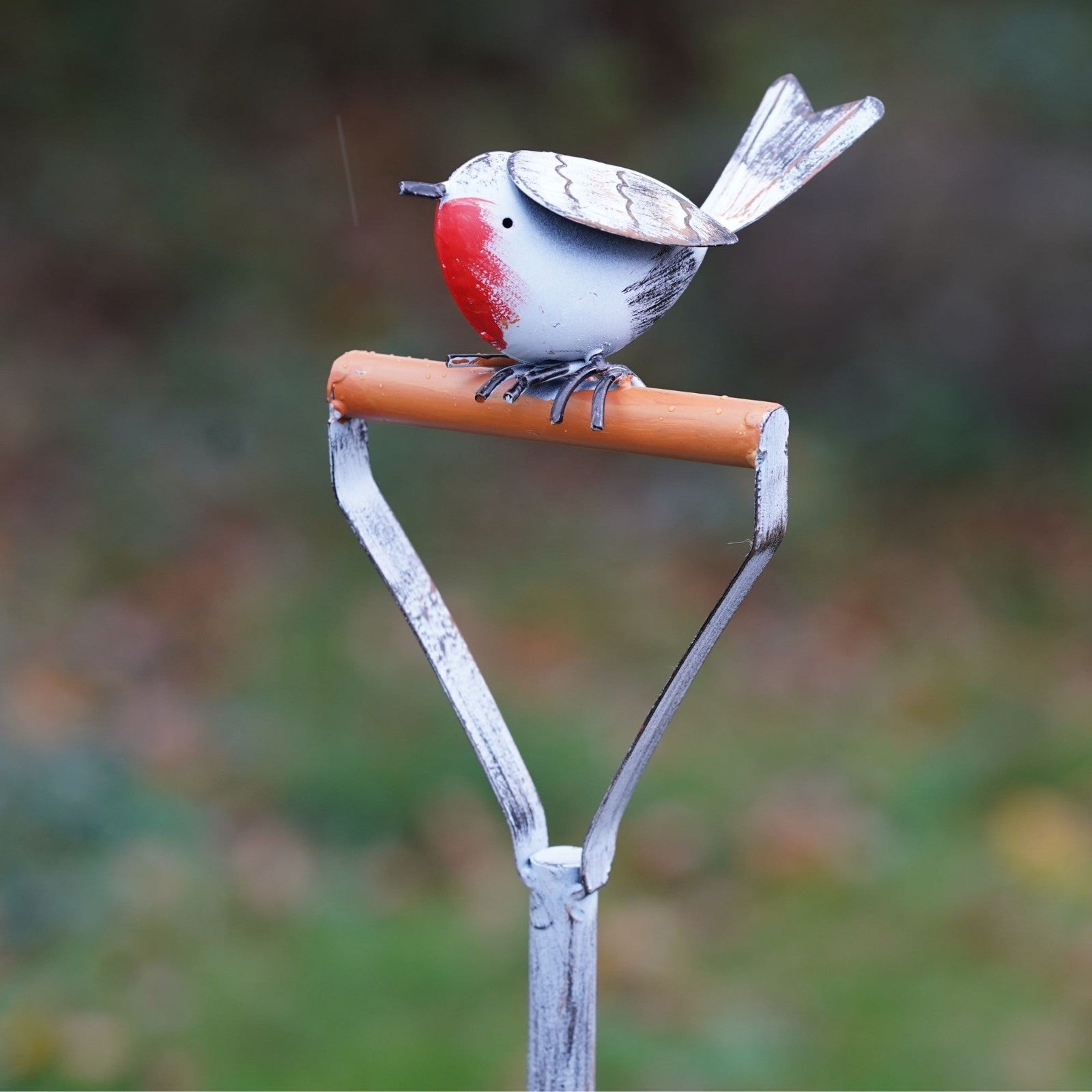 Large Robin on Shovel Bird Feeder | Metal Garden Stake