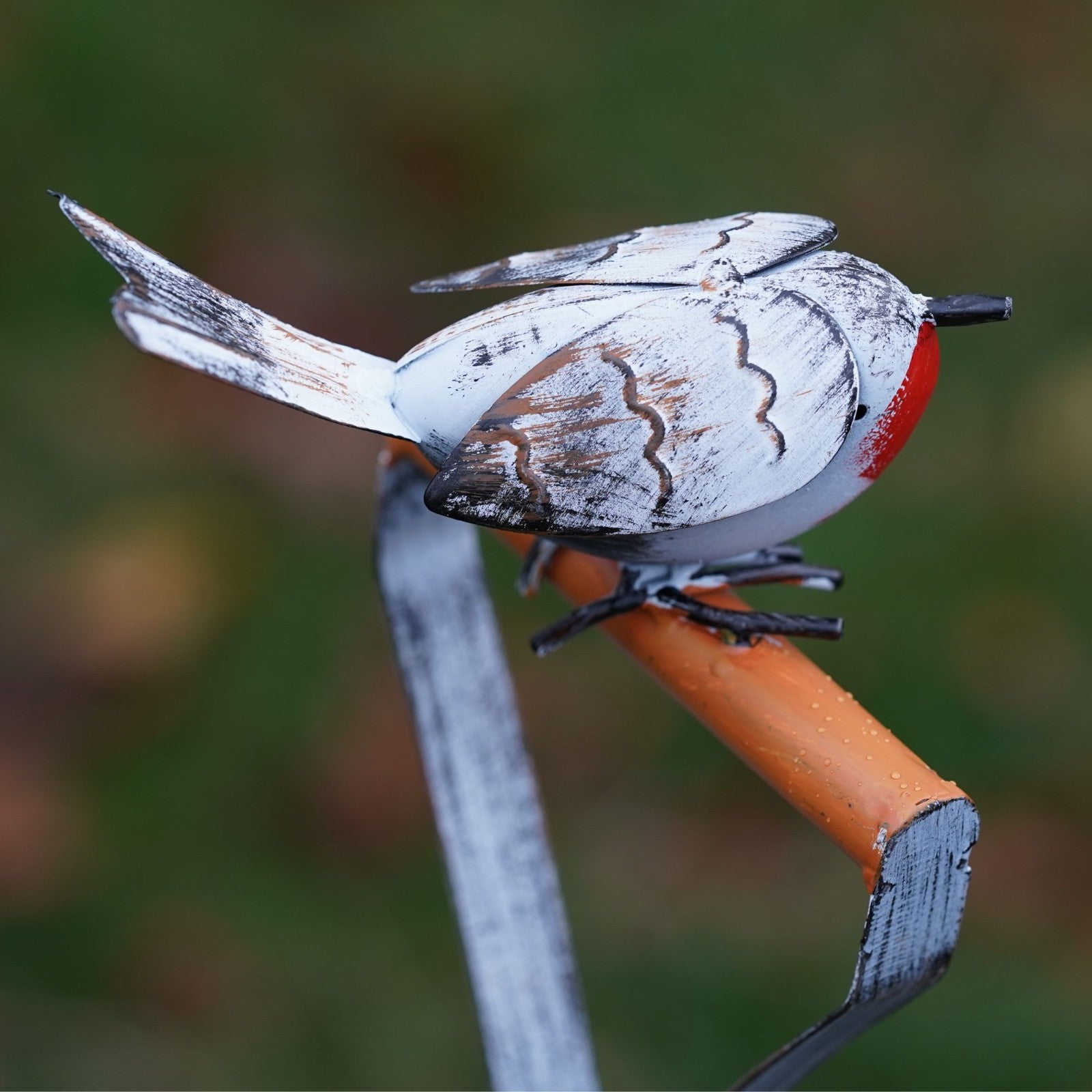 Large Robin on Shovel Bird Feeder | Metal Garden Stake