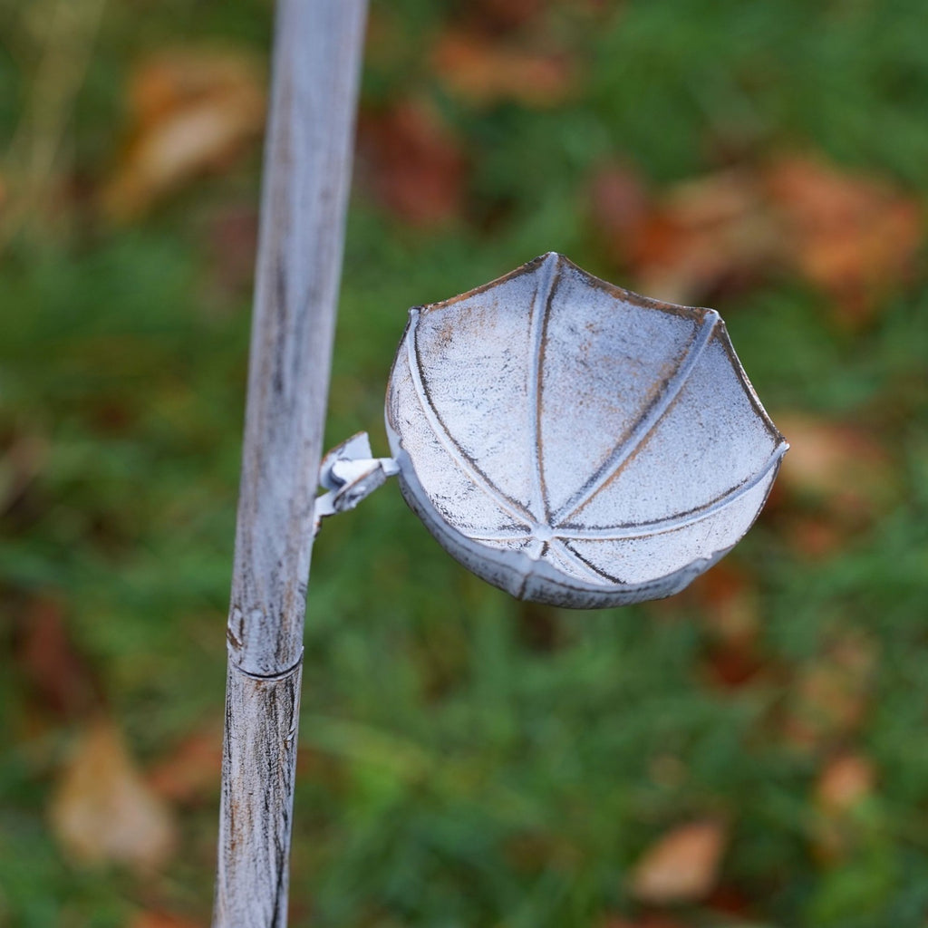Large Robin on Shovel Bird Feeder | Metal Garden Stake